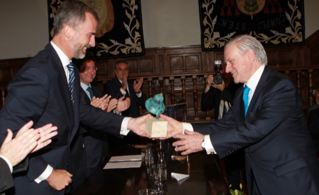 Don Felipe entrega el Premio Camino Real al doctor Valentín Fuster